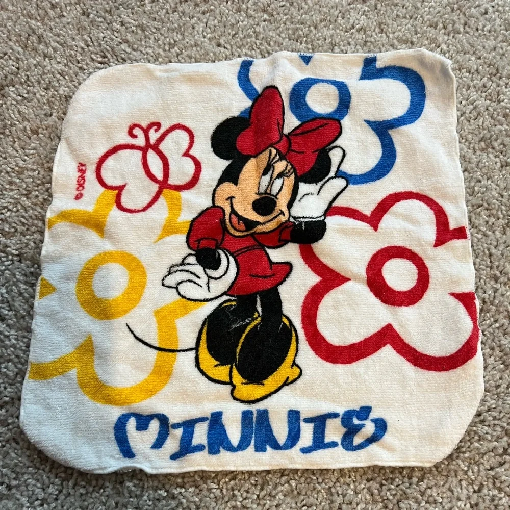⚪️DISNEY: Little girl one size, Minnie Mouse theme wash cloth, never used⚪️